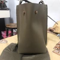 ราคา กระเป๋าสะพายทรงถุง charles&keith สี olive เขียวทหาร มือ1 ของแม่ค้าไม่เคยใช้ มีถุงผ้า ของแท้จากชอป (2580436657)