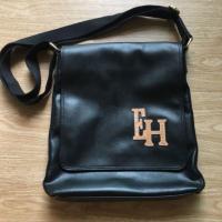 ราคา ส่งต่อ กระเป๋าสะพายข้าง elle ของแท้ สภาพเกือบ 90% มีตำหนิ ตรงตัว หนังสือลอกนิดหน่อย ไม่มีผลกับการใช้งาน (3806485312)