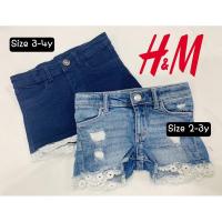ราคา H&M กางเกงยีนส์ขาสั้นแต่งขอบลูกไม้ size 2-3y (1 แถม 1) (22458795009)