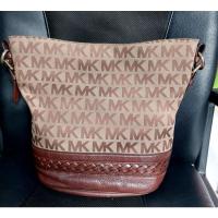 ราคา ส่งต่อกระเป๋าMK michael korsของแท้% ผ้าแคนวาส สภาพดีตำหนิตามรูปการใช้งาน ผ้าไม่รันหนังไม่ขาด (16872340866)