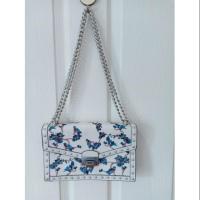 ราคา MNG กระเป๋าสะพายสายโซ่ปัก สวยหรูดูแพง (4320658645)