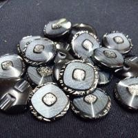 ราคา กระดุมสอยล่างสีดำ แต่งลายกากเพชรสวยงาม 27 เม็ด 20 มม. วัสดุทำจากพลาสติก เหมาะกับเสื้อแฟชั่นสวยๆ (8747513912)