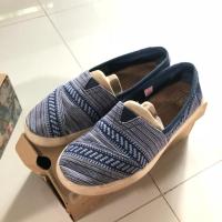 ราคา รองเท้า TOMS ของแท้ สภาพดี (1612816045)