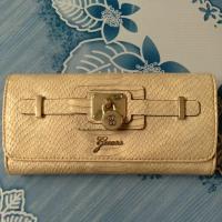 ราคา กระเป๋าสตางค์ลายหนังจระเข้สีเทา แบรนด์GUESSแท้100%(มือสอง) (3171966062)