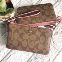 ราคา DOUBLE CORNER ZIP WRISTLET (COACH F87591) KHAKI/PINK PETEL (4213654017)