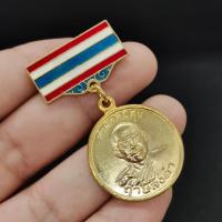 ราคา เหรียญสามัคคีมีสุข+เข็มกลัดธงชาติ หลวงพ่อฤาษีลิงดำ วัดท่าซุง เป็นเหรียญแจกทหาร อนุภาพแคล้วคลาดปลอดภัย ป้องกันภัย (21306142071)