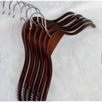 ราคา Gina ไม้แขวนเสื้อไม้ซาร่า (12ชิ้น) สีน้ำตาล Y-03 (12981487806)