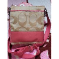 ราคา coach แท้ 100% มือสองสภาพ 95% กระเป๋าสะพายข้างปรับสายได้ ขนาด กว้าง 7 สูง 8 นิ้ว สภาพดีงาม ใหม่มากคะ (17379206961)