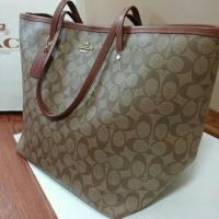 ราคา Coach signature large taxi tote สี f34105 kraki (31068267)