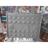 ราคา กระเป๋าDiorBookToteขนาดเล็กลายคานาจสีเทาเช้มงานหนังแลมป์มือสอง (17804563683)