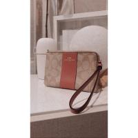 ราคา COACH กระเป๋าคล้องมือ Corner Zip Wristlet in Signature Coated Canvas with Leather Stripe รุ่น F58035 (4847170813)
