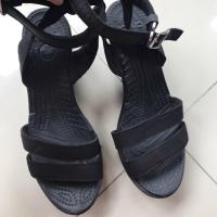 ราคา รองเท้า crocs ผู้หญิง ส้นเตารีด สีดำ งานแท้ มือสอง size 39 (2218470359)