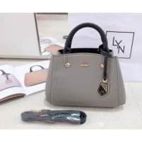 ราคา กระเป๋า Lyn รุ่น Lucia 9" หนัง saffiano งานปั๊มแบรนด์ ป้ายห้อย (3108883952)