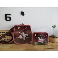 ราคา ชุดกระเป๋า 2 ใบ แฮนด์เมด ผ้าญี่ปุ่น ลายคู่รัก สีแดงเข้ม กระเป๋าสะพายข้าง และกระเป๋าสตางค์ใบยาว พร้อมส่งค่ะ (6182653636)