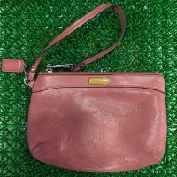 ราคา กระเป๋า coach คล้องมือ สีชมพู หนังแท้ (มือสอง ตามสภาพ) (5515534774)