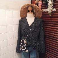 ราคา เสื้อผูกเอวด้านข้าง ลายจุด 70฿ (7406432135)