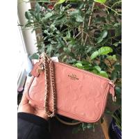 ราคา coach pouch คล้องมือ หนังแก้วสีแซลมอน มือ✌️สภาพ90% ใช้งานไม่หนัก ได้ไปเหมือนมือ1 (8425058295)