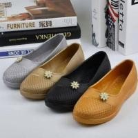 ราคา รองเท้ายางแบบกันลื่น นิ่มใส่สบาย สำหรับช่วงหน้าฝน ลุยน้ำได้ไม่กลัวขาด ไซร์ 36-41 ราคาลดพิเศษ (2198706628)