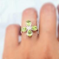 ราคา แหวนพลอยแท้ แหวนเงินแท้ 92.5% ชุบทองคำขาว เพอริดอทแท้ พลอยสีเขียว ทรงใบโคลฟเวอร์ (20566546018)