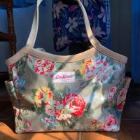 ราคา (มือสอง) กระเป๋า Cath Kidston แท้!!! สีเขียวพาสเทล(ลายดอกไม้) (5024327008)