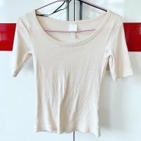 ราคา ส่งต่อ เสื้อยืด จาก H&M สีครีม (13818052240)