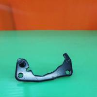 ราคา ขาจับปั้มดิสเบรคหน้า fino,mio new ขาจับปั้มดิสเบรคหน้า fino เดิมเหล็กสีดำ (8992020630)