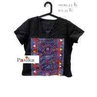 ราคา เสื้อคอวีใยกัญชงแขนสั้น สีดำ ตกแต่งด้านหน้าด้วยผ้าเขียนเทียนใยกัญชงทอมือ ปักไหม จิกมือเต๋า (8236213706)