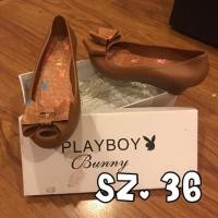 ราคา รองเท้า Playboy แท้ของใหม่ ขนาด 36 แต่เหมาะกับเท้า 37 ค่ะ ส้นสูง 2 นิ้ว แม่ค้าซื้อมาใส่ไม่ได้หลวมไป ราคาป้าย 2,290 (487602368)