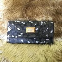 ราคา กระเป๋าสตางค์ หนังแคนวาสลายเสือสีน้ำตาล ดำ เทา 3 พับ แบรนด์ Marc by Marc Jacobs #มือ2 (2170393911)