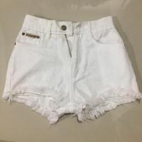 ราคา กางเกงยีนส์สั้นสีขาวมือ2 ไซร์s สภาพ98% เอว 25-26 (348669630)