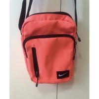 ราคา ส่งต่อกระเป๋า nike แท้100% สีชมพูส้ม สะท้อนแสง ใหม่มาก ไม่มีตำหนิ (5552192696)