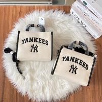 ราคา กระเป๋า MLB Varsity basic canvas mini tote bag กระเป๋าสะพายข้างสีขาวครีม NY ข้างในกระเป๋ามีช่องซิป Code : 3AORS083N-50CR (19591053286)
