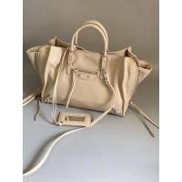 ราคา New Balenciaga Papier A6 หนังแท้นุ่มมาก อะไหล่เงิน รูดซิปขยายข้างได้ สวย จุมาก ⚜️⚜️ขนาด 10 x 7 x 4.5 นิ้ว (14305467035)