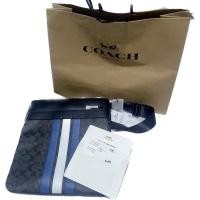 ราคา Coach Charles Crossbody In canvas With Varsity Stripe -สะพายข้างผู้ชาย (23205978325)