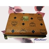 ราคา กระเป๋าสตางค์ MCM ใบกลางซิปรอบ (14406254090)