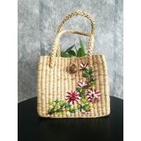 ราคา (พร้อมส่ง) กระเป๋าสานผักตบชวาปักริบบิ้น ไซส์ S ลายดอกกุหลาบ (15689846107)