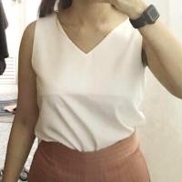 ราคา (ของใหม่) เสื้อแขนกุด คอวี ผ้าฮานาโกะ เสื้อกล้ามคอวี สีขาว (2307930829)