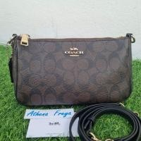 ราคา พอซ Coach รุ่นยอดนิยม สายยาวถอดได้ มือสองของแท้Coach F58321 Top Handle Pouch Signatureสีน้ำตาลเข้ม ลายซี (15180068157)