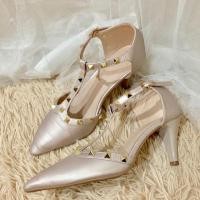 ราคา รองเท้าส้นสูง สไตล์ Valentino ไซส์39 ฝ่าเท้า 23.5cm รัดข้อ แต่งหมุด สีชมพูเมทัลลิค มือ2 สภาพดีมาก ส้นแน่น ขอส่งต่อค่ะ (5510496691)