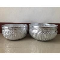 ราคา ขันลายไทย ขันเงิน ขันอลูมิเนียม ขันน้ำ ขันเงินลายไทย (แบบหนา) ขนาด 26/28 ซม. (ตรากบ) (3316284410)