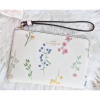 ราคา ✨ Coach แท้ % กระเป๋าสตางค์คล้องมือ 1 ซิป S สีขาวลายดอกไม้ รุ่น Limited ขนาด (14817594905)