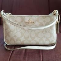 ราคา Coach top handle pouch in signature (2346799734)