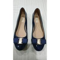 ราคา Ferragamo คัชชูหนังแก้ว สีน้ำเงินหน้าโบว์ สภาพดี มือ2ส่งฟรี (18471486546)