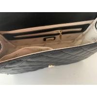 ราคา รุ่นยอดนิยมอีกรุ่นหนึ่งของ Guess ตัวหนังคือดีงาม ด้านหน้าห้อยพวงกุญแจ Guess สายโซ่สำหรับถือโซ่ผสมผสานกับหนังดูลงตัว (7754085315)