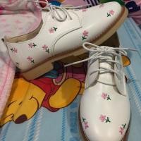 ราคา ของใหม่ #รองเท้าหนังPU สีขาว งานปักลายดอกไม้สีชมพู (1180325612)