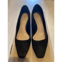 ราคา รองเท้า Charles & Keith สีดำ หุ้มส้น ไซส์ 34 (9275655201)