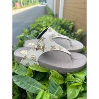ราคา รองเท้าแตะผู้หญิงลายหลุยส์ (25951310974)
