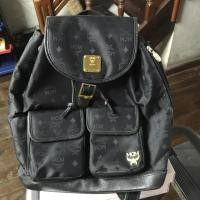 ราคา [SALE!!] กระเป๋าเป้ MCM ของแท้ มือสอง สีดำ อะไหล่ทอง หายาก (902202824)