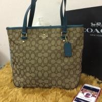 ราคา Coach tote 14" ตัวกระเป๋าทอลายซิเนอเจอร์สายเเละก้นกระเป๋าใช้หนังตกเเต่งสีเขียวน้ำทะเลยสวยๆขนาดพอเหมาะ (5206914328)