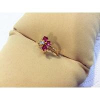 ราคา แหวนทองหุ้มพลอยสีชมพูสดใสลายกลีบดอกไม้สามแฉกประดับพลอยขาว (763799358)